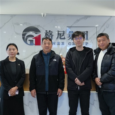 Indonézsky klient vykonáva-kontrolu na mieste v továrni GNEE na výrobu titáno...